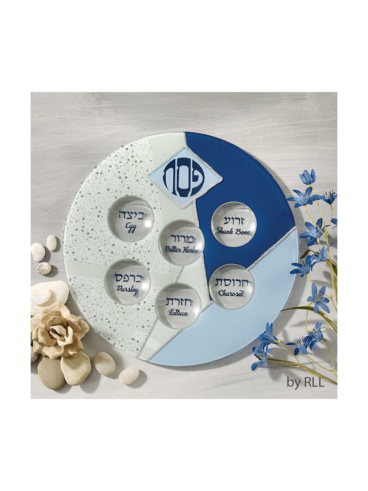 צלחת הסדר מזכוכית כחולה עם הדגשות נצנצים כסף | פסח | יהדות